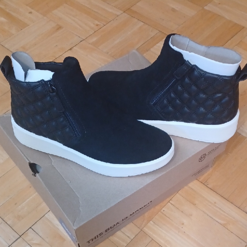Clarks Black Quilted Women's Sneakers